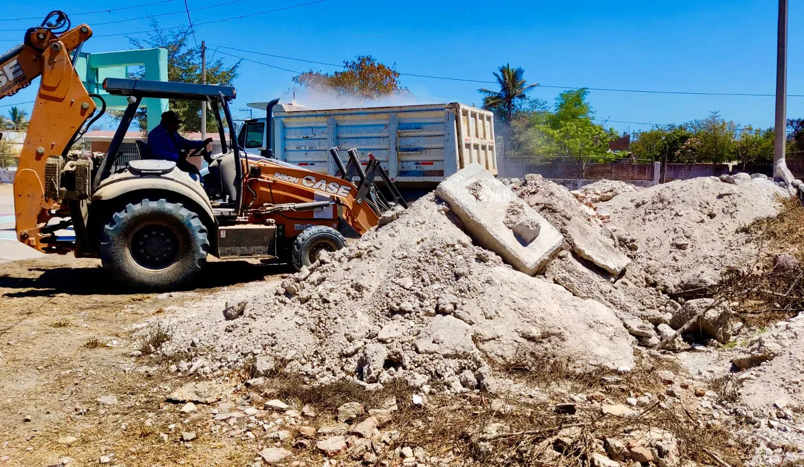 Acarreo de escombro con retroexcavadora y camión