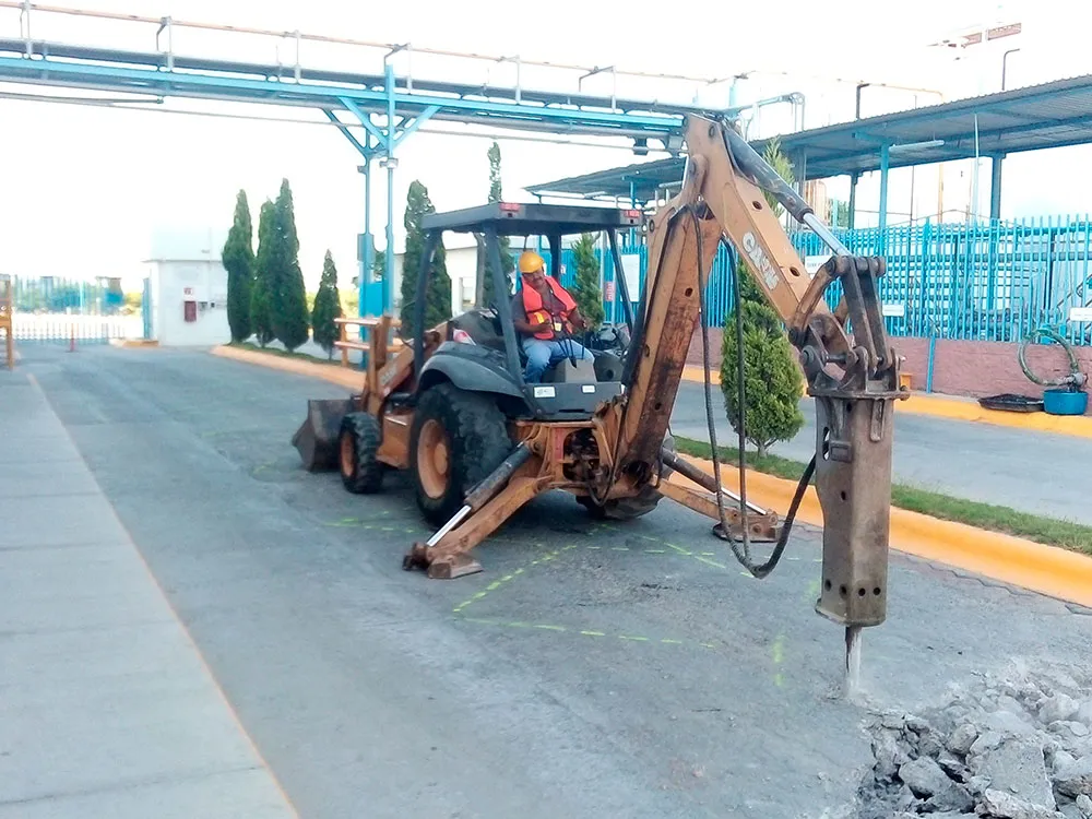 Retroexcavadora con rotomartillo por día